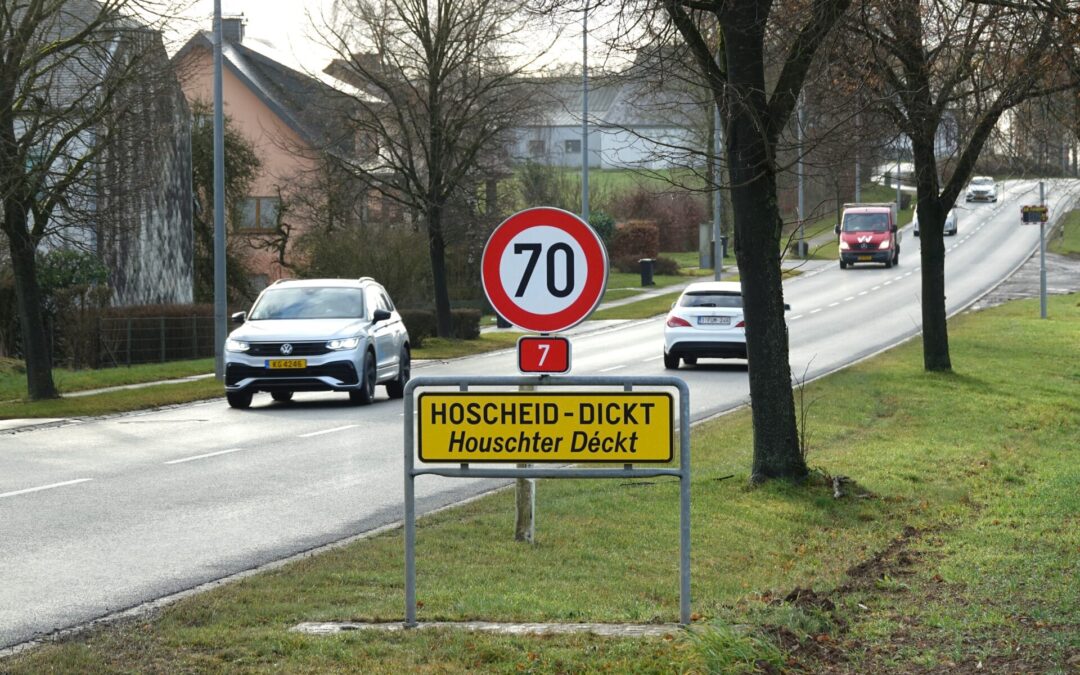 Ortsschëld am Agank vun der Houschter Déckt zeréck op senger ursprünglecher Plaz