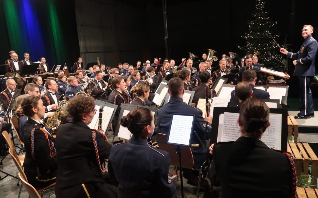 « Remember the Bulge! »: Flott Biller vum grousse Gedenkconcert vun der Lëtzebuerger Militärmusik an der U.S. Air Forces in Europe Band am Parc Housen