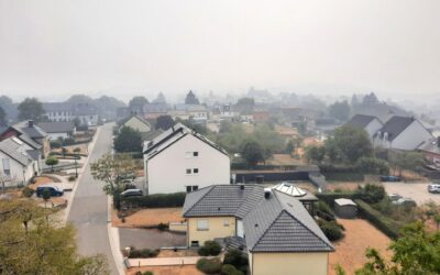 Dampbelaaschtung wéinst de Bëschbränn am Héije Venn: Haalt w.e.g. Dieren a Fënsteren zou!