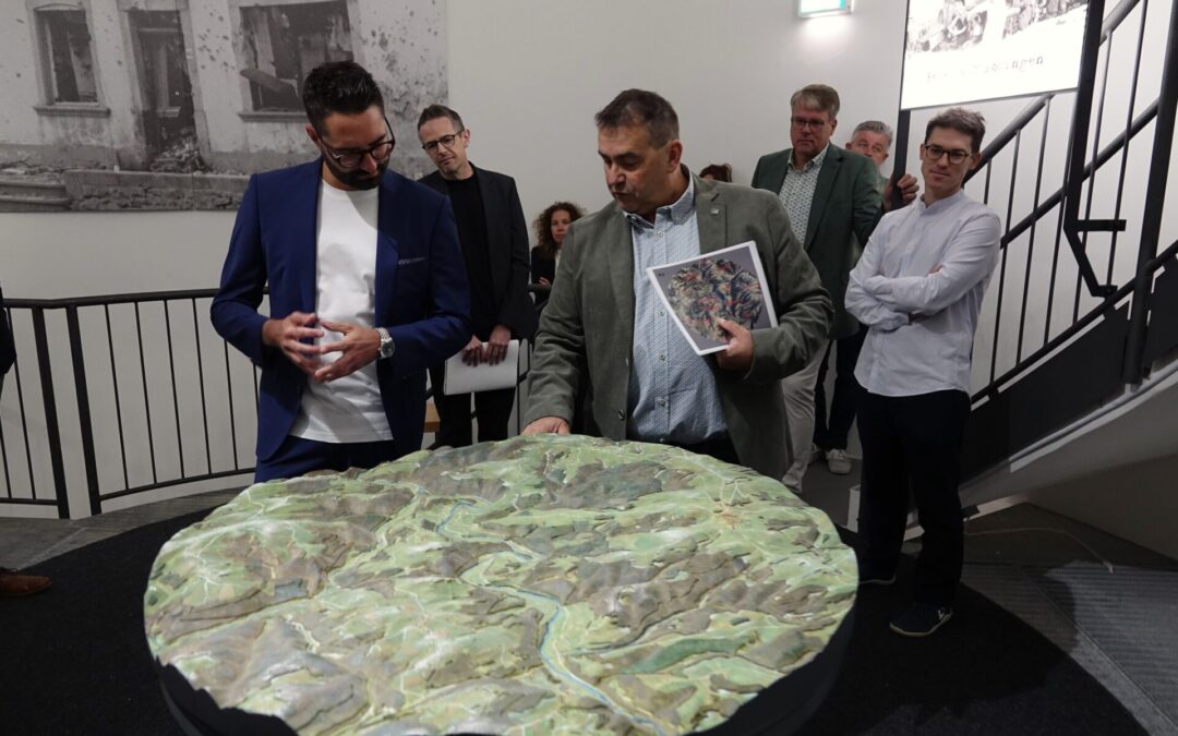 Kulturminister Eric Thill huet sech een Androck vum Memorial Parc Housen an de Glasplaquette mat den alen Hausnimm verschaf
