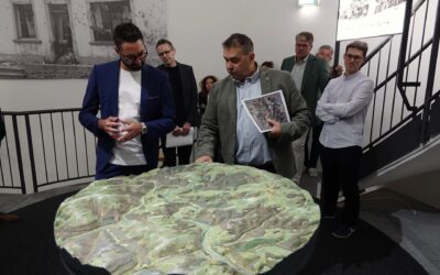 Kulturminister Eric Thill huet sech een Androck vum Memorial Parc Housen an de Glasplaquette mat den alen Hausnimm verschaf